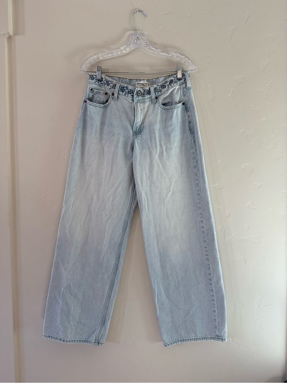 Abercrombie & Fitch Low Rise Ultra Loose Floral Embroidered Jean 27 - Picture 5 of 11